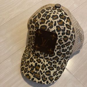 AUTHENTIC, Louis Vuitton trucker hat, leopard